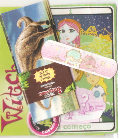 colagem com cards de dinossauros do chocolate surpresa, um band aid do little twin stars, uma carta de tarô ilustrada com bonecas e um panfleto da witch