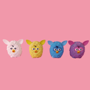 figures furby branco amarelo azul e roxo